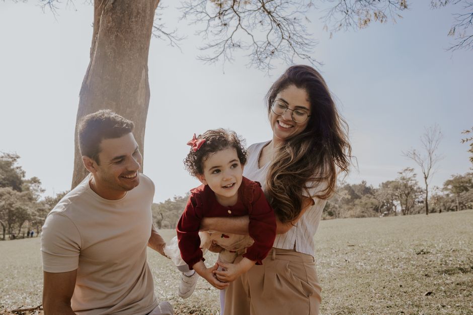 Happy family enjoying a sunny day out in a São Paulo park.